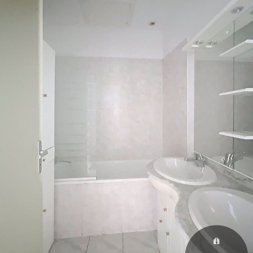 A LOUER AVIGNON INTRA MUROS ( 84000 ) : Appartement Avignon 3 pièces - 82m2 - climatisé - dernier étage !, - Photo 1