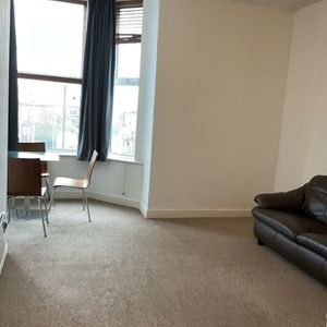 1 Bed Flat, Dickenson Road, M13 - Photo 2