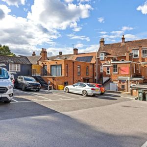 A fully refurbished one bedroom apartment with air conditioning in the heart of Sunningdale. - Photo 2
