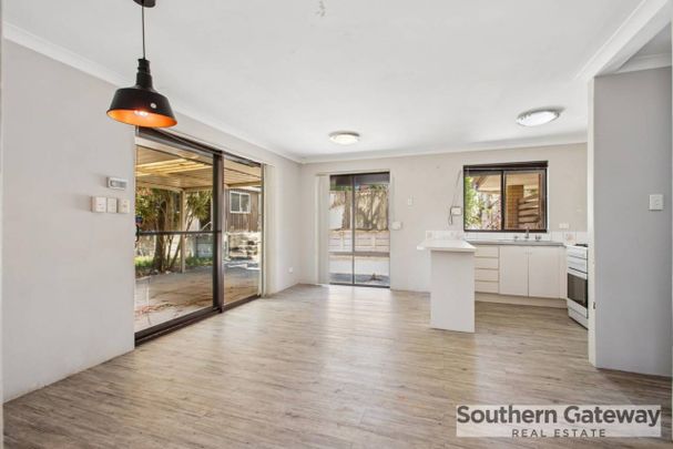 COSY FAMILY HOME IN CONVENIENT LOCATION - Photo 1