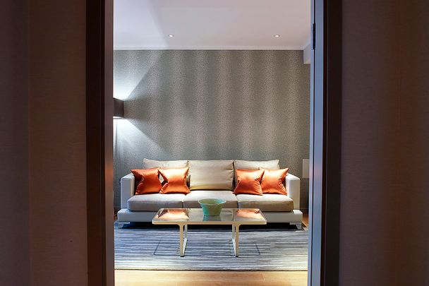 A spectacular one-bedroom apartment with fantastic river views set in Tower Hill, London EC3R - Photo 1