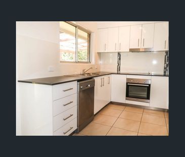 Spacious Family Living on a Generous Block - Photo 5