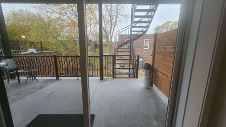 2013A rue Wellington - Beautiful 2-Bedroom Apartment for Rent - Photo 2