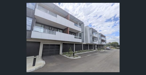 CONTEMPORARY APARTMENT WITH BALCONY VIEWS - Photo 1