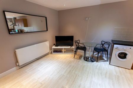 3 bedroom flat to rent - Photo 2