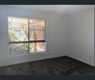 1/110 Christine Avenue, Burleigh Waters, Qld 4220 - Photo 5