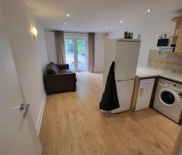 2 bedroom maisonette to rent - Photo 2