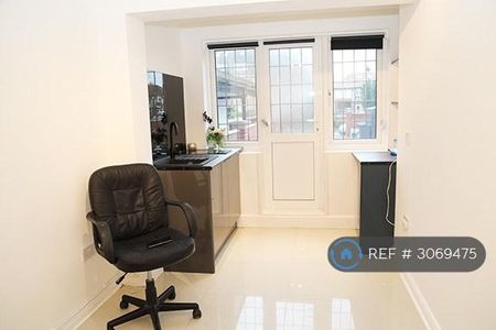 1 bedroom in a house share to rent - Photo 3