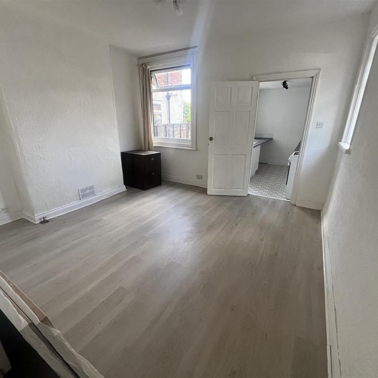 2 bedroom end of terrace house to rent - Photo 1