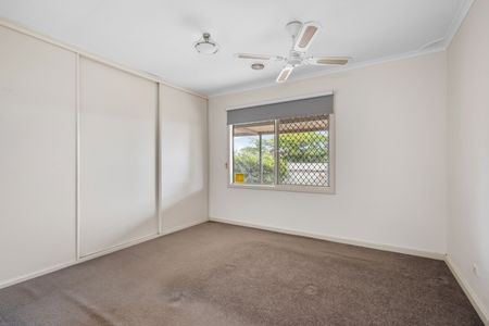 Spacious Family Home Opposite the Kalgoorlie Racecourse - Photo 3