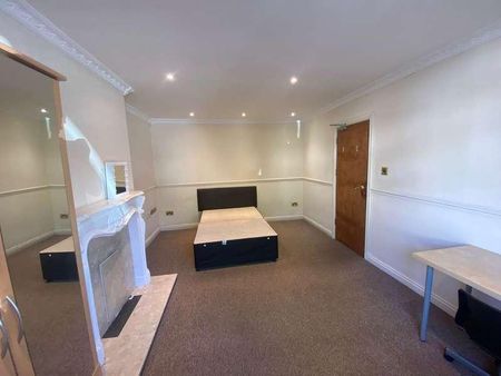 Bedroom House -earlsdon Dont Miss Out, CV5 - Photo 5