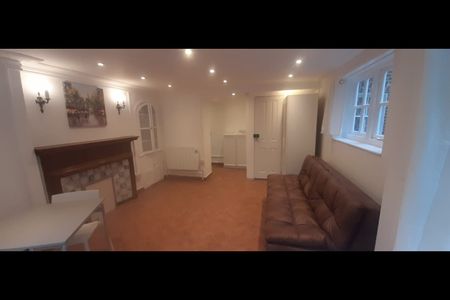 Studio Flat, Addison Road, W14 - Photo 3