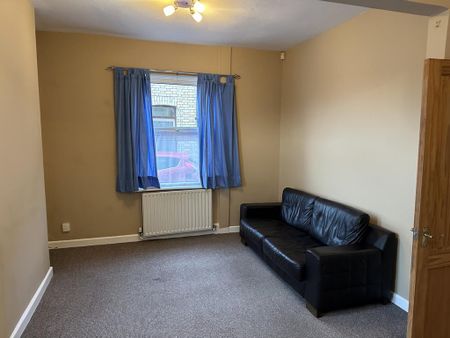 3 bedroom end of terrace house to rent - Photo 2
