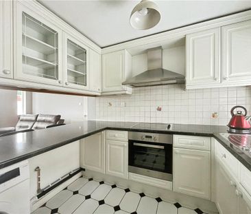Madeira Crescent, West Byfleet, Surrey, KT14 6BJ - Photo 2