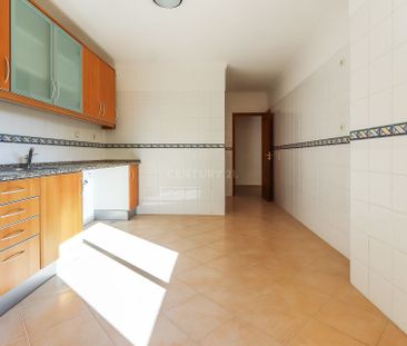 Apartamento T2 com garagem para arrendar no Jardim da Radial_Odivelas - Photo 1