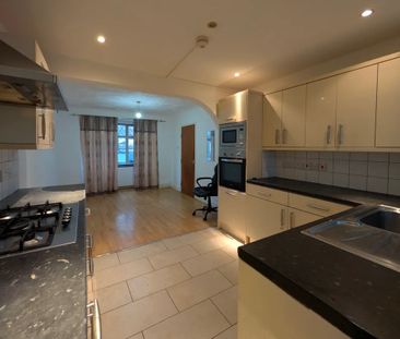 3 Bed Detached House, Normans Mead, NW10 - Photo 1