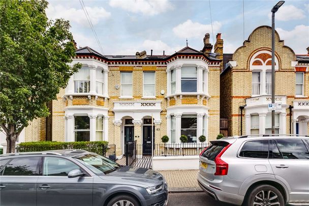 A fabulous six bedroom family house off Balham Park Road - Photo 1