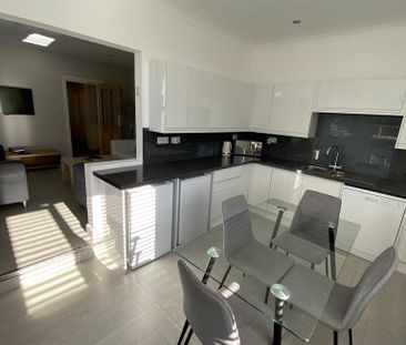 6 bedroom terraced house to rent - Photo 4