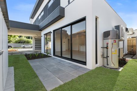 Contemporary Five-Bedroom Luxury Living in Brighton East’s Finest Pocket - Photo 4