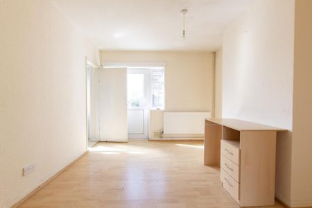 Mead Crescent,Southampton - Photo 2