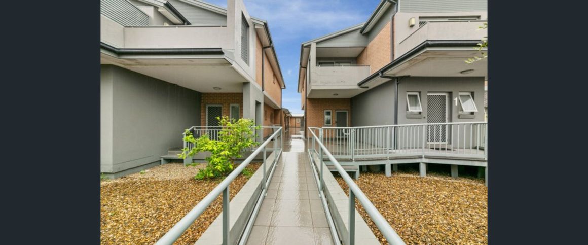 Renovated Modern 2-Bedroom Townhouse in Prime Location!! - Photo 1