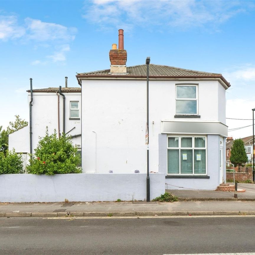 1 Bed End Terrace, Ludlow Road, SO19 - Photo 2