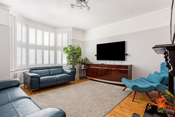 4 bedroom end of terrace house to rent - Photo 1