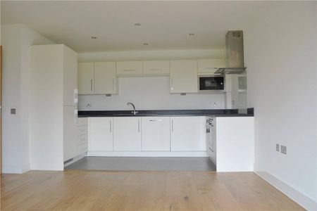 2 double bedroom apartment in the heart of the town centre with views over Victoria Park, with allocated PARKING. - Photo 3