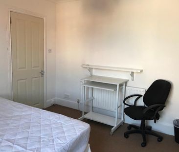 Room in a Shared House, Middle Street, SO14 - Photo 4