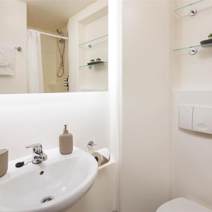 1 bedroom in a flat share to rent - Photo 1