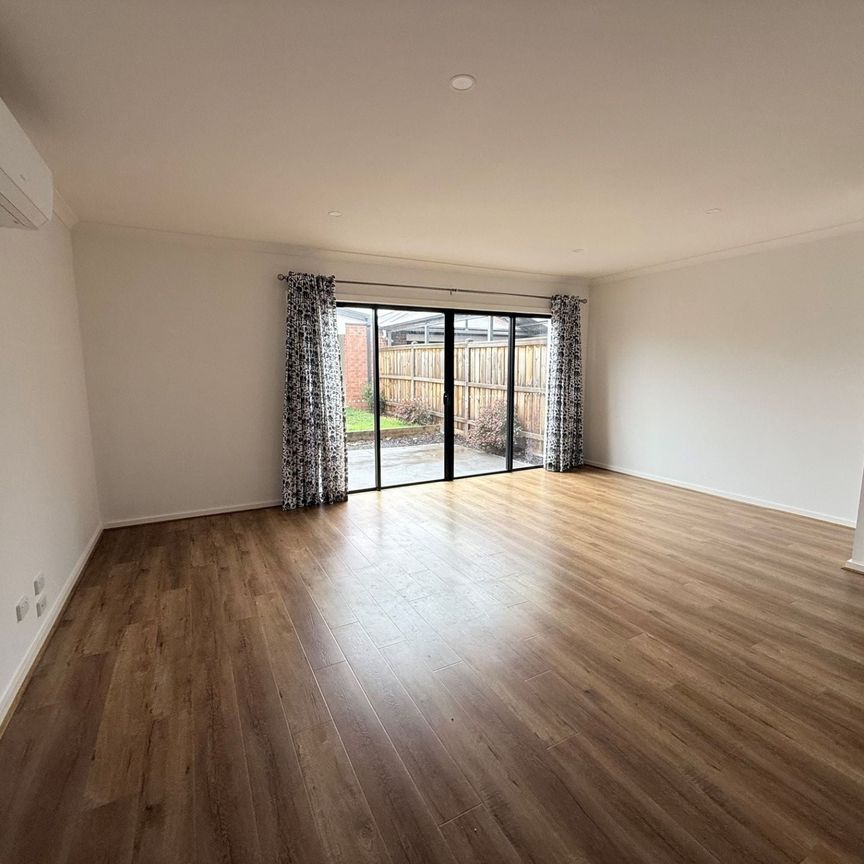 Simple Family Living in a Prime Burnside Location! - Photo 1