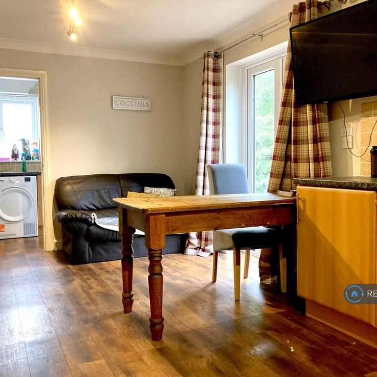 1 bedroom in a house share to rent - Photo 1