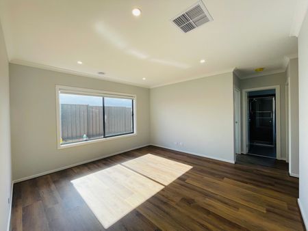 Family Home in Grand Central Tarneit! - Photo 4
