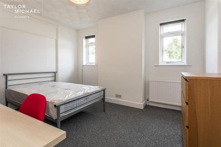 6 bedroom detached house to rent - Photo 3