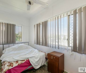 CHARACTER, SPACE & CONVENIENCE � CLASSIC QUEENSLANDER LIVING IN WAL... - Photo 6