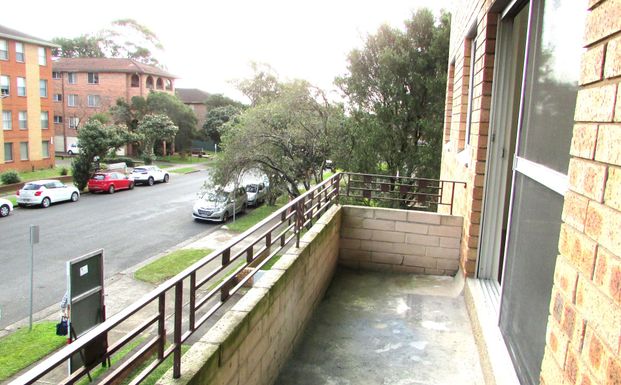 Renovated 2 Bedroom Apartment with lock up garage - Photo 1