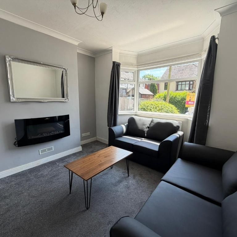 4 bedroom terraced house to rent - Photo 1