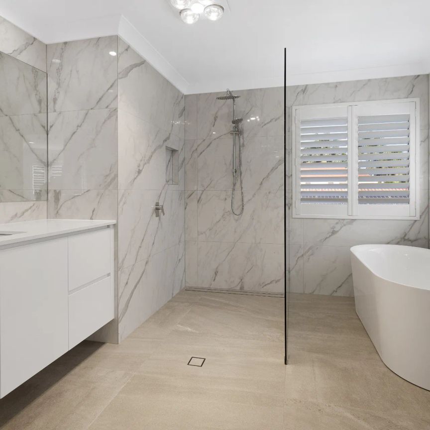 BREAK LEASE A Massively Stunning Large Family Home, Overlooking a Golf Course in the Hope Island Resort - Photo 1