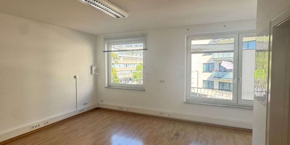 WOW FRISCH SANIERT! 4-ZIMMER-WOHNUNG MIT GROßEM BALKON & TIEFGARAGENSTELLPLATZ!!! - Photo 3