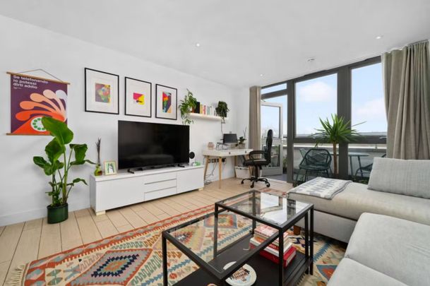 2 Bed Penthouse, Canalside Square, N1 - Photo 1
