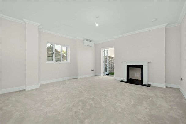 A traditional three bedroom mews-style home set around a stunning landscaped courtyard - Photo 1