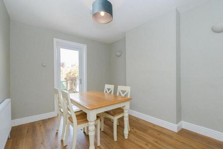 4 bedroom semi-detached house to rent - Photo 2