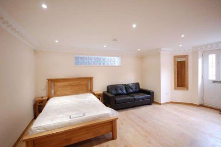 A lower ground floor studio apartment to rent under half a mile from the very heart of Reading's town centre. - Photo 5