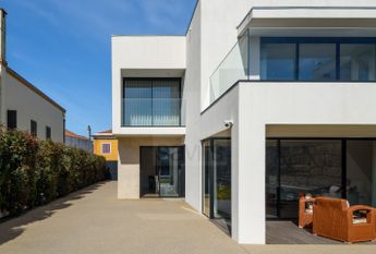 Moradia V5 em Senhora da Hora com jardim e piscina