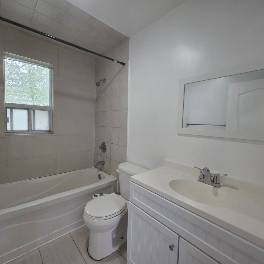 For Lease - 18 Grandview Avenue Unit# Main, Markham, Ontario - Photo 1