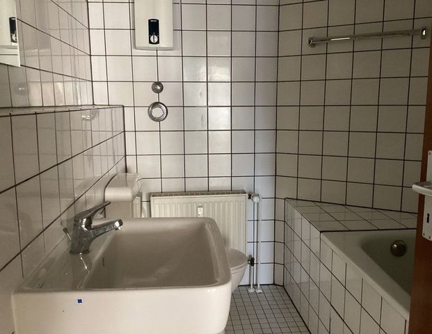 Preisgünstige, individuelle 1,5-Zimmer-Single-Wohnung - Photo 1