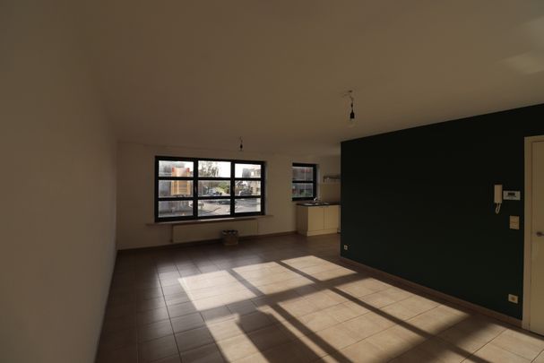 Een appartement op de 1ste verdieping met 2 slaapkamers, terras en garage. - Photo 1