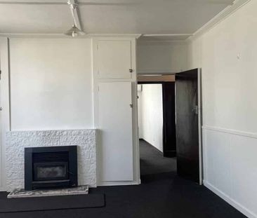 3 bedrooms great spacious section - Photo 2