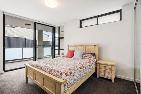 3 Bedroom Apartment with Court Yard!! - Photo 2