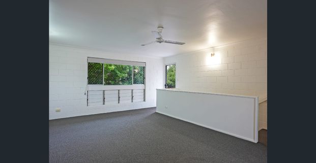 Private rear setting in a central Hyde Park location - Photo 1